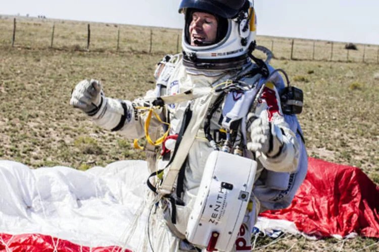 
	Felix Baumgartner: austr&iacute;aco pousou em seguran&ccedil;a depois de 4 minutos e 20 segundos de queda livre. Ele saltou de um bal&atilde;o na estratosfera para a Terra
 (Red Bull Stratos)
