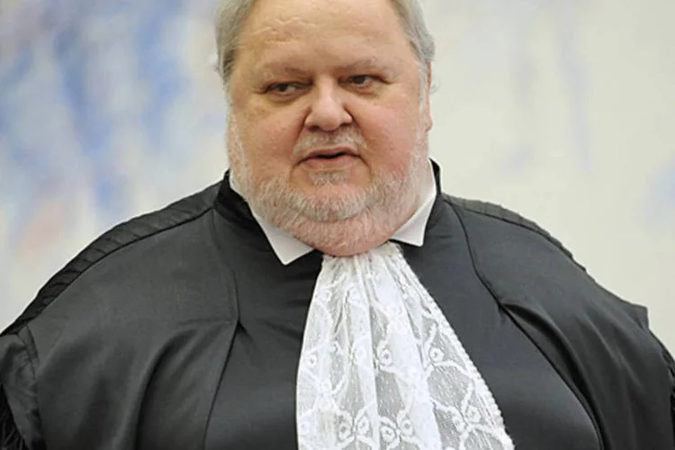 
	O ministro do Superior Tribunal de Justi&ccedil;a (STJ) Felix Fischer: &quot;sou favor&aacute;vel (ao projeto). Estamos perdendo muita gente em condi&ccedil;&otilde;es de trabalhar&quot;, disse
 (Agência Brasil)