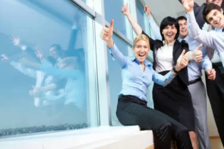 Funcionários felizes em uma das salas de escritório da empresa (GettyImages)