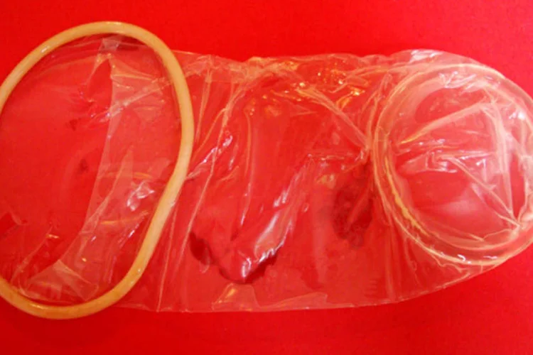 A camisinha feminina pode ser uma opção para mulheres que tenham dificuldade de negociar o uso do preservativo masculino com o parceiro (Anka Grzywacz/Wikimedia Commons)