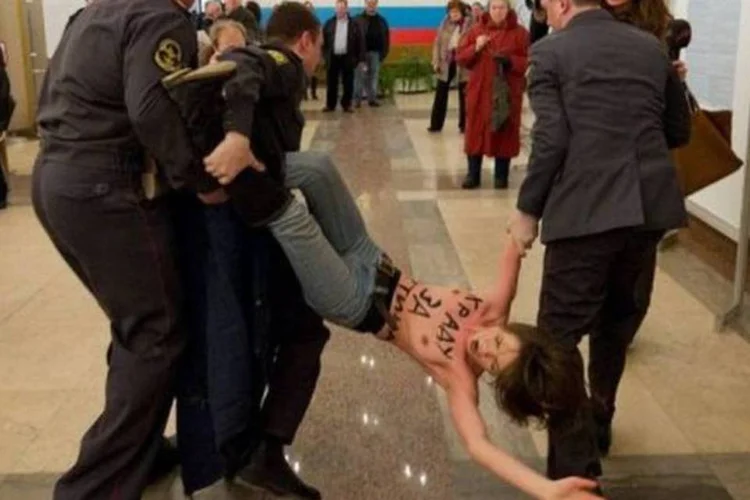 As jovens haviam escrito no peito a frase "Roubo para Putin" (Ilya Varlamov/AFP)