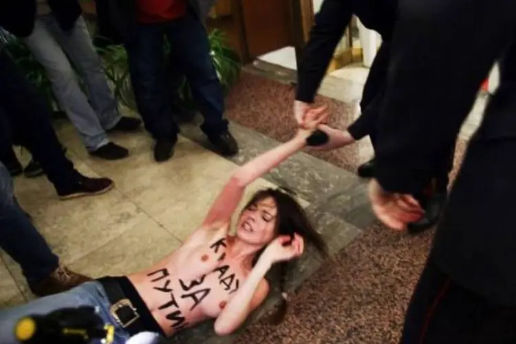 Ontem, durante a votação, três militantes do movimento feminista ucraniano Femen protestaram no local de votação de Vladimir Putin (Getty Images)