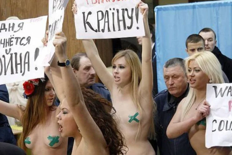 Ativistas seminuas do Femen em Kiev. Foto de protestos de 2010: A polícia retirou-as imediatamente hoje do prédio e tratou de cobrir seus corpos nus com casacos (Wikimedia Commons)