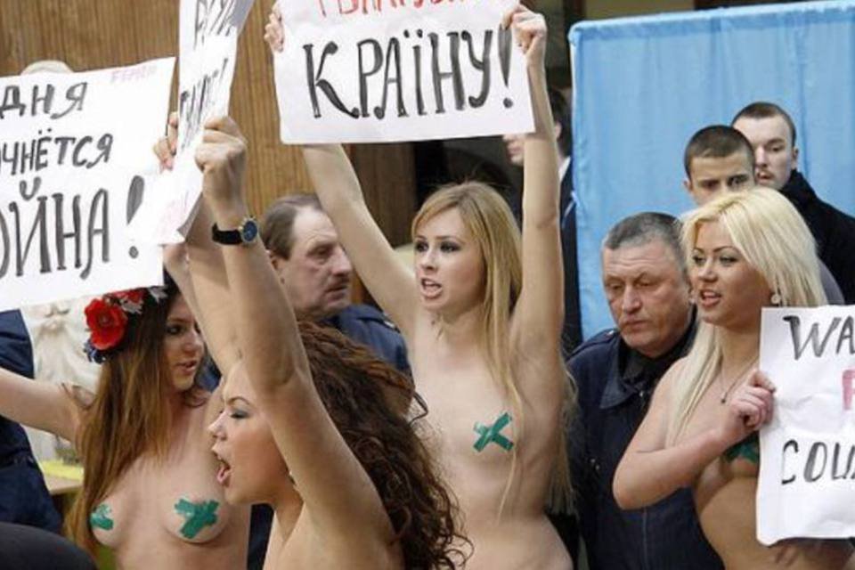 Feministas protestam nuas no colégio onde Putin votou