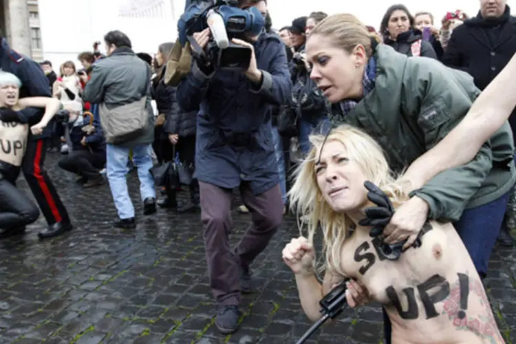 Ativistas do grupo de protestos Femen são detidas na Praça São Pedro de Roma no momento em que o Papa recitava o Angelus (REUTERS/Giampiero Sposito)