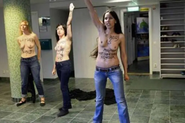 As ativistas do Femen protestam em mesquita de Estocolmo (©afp.com / Jonathan Nackstrand)