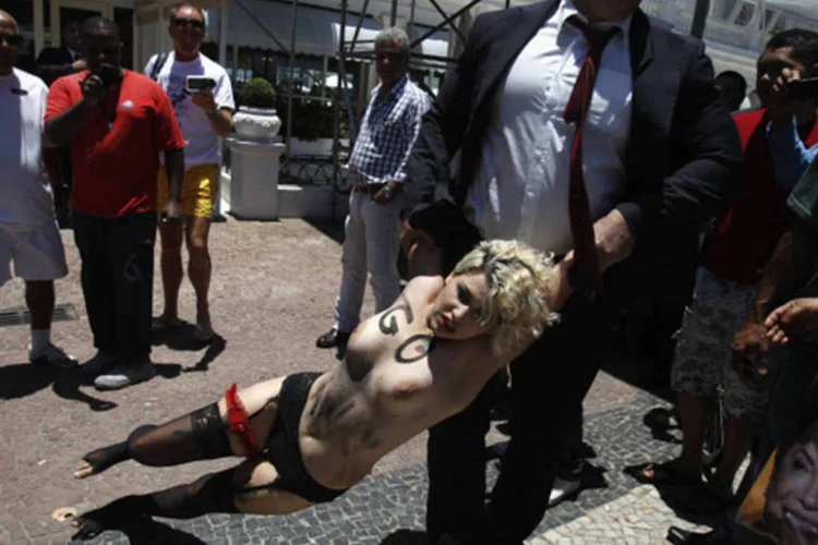 
	Sara Winter em protesto do Femen Brazil: ex-l&iacute;der da filial do grupo no Brasil j&aacute; havia dito que n&atilde;o cessaria suas atividades feministas no pa&iacute;s
 (REUTERS)