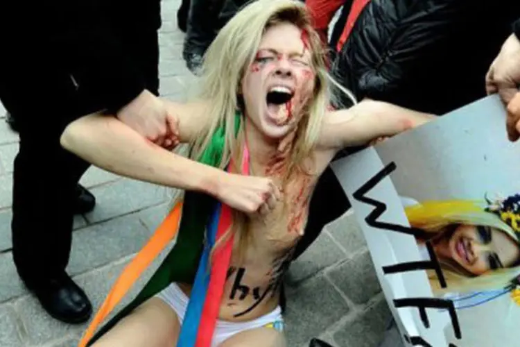 As manifestantes tiveram que ser arrastadas para que parassem com o protesto na quarta-feira
 (Mustafa Ozer/AFP)