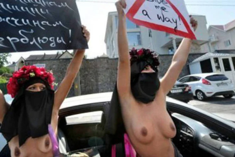 Feministas realizam um protesto em frente à embaixada da Arábia Saudita na Ucrânia: "as autoridades devem parar de tratar as mulheres como cidadãos de segunda categoria " (Sergei Supinsky/AFP)