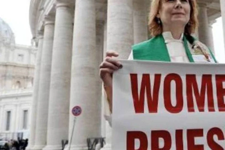 
	Militante pede a ordena&ccedil;&atilde;o de mulheres como sacerdotisas em 7 de mar&ccedil;o de 2013, na Cidade do Vaticano:&nbsp;religiosas norte-americanas s&atilde;o recriminadas pelo Vaticano pela postura excessivamente liberal

	
	
 (AFP/Arquivos)