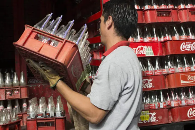
	Coca-Cola Femsa: companhia vem tentando compensar a queda nas vendas aumentando as vendas de sucos, &aacute;gua e outras bebidas
 (Susana Gonzalez/Bloomberg)