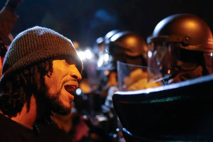 Manifestante entra em confronto com a polícia após absolvição de policial que matou jovem negro nos EUA (REUTERS/Adrees Latif)