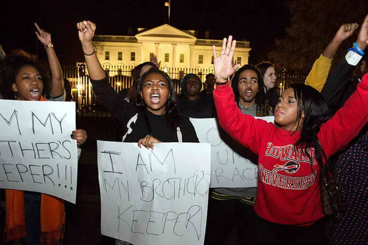 Manifestantes protestam após decisão de júri de não indiciar policial que matou jovem negro nos EUA  (REUTERS/Joshua Roberts)