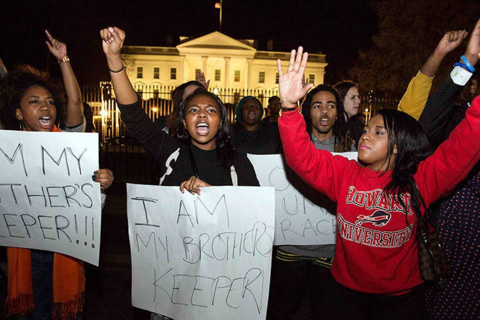 Júri absolve policial que matou jovem negro em Ferguson