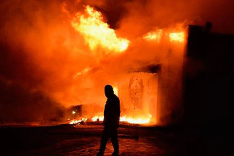 Loja incendiada durante protestos em Ferguson, Missouri, após o anúncio de que o policial que matou jovem negro desarmado não será indiciado
 (Michael B. Thomas/AFP)