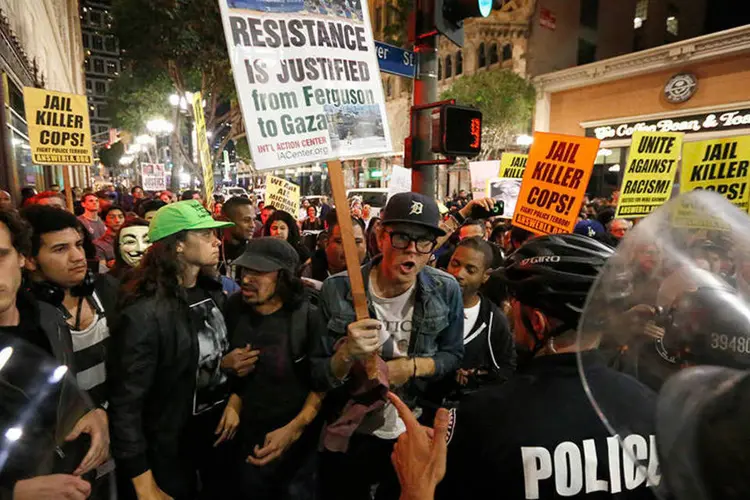 Protesto em Los Angeles pelo não indiciamento do policial branco que matou a tiros o jovem negro Michael Brown (REUTERS/Lucy Nicholson)