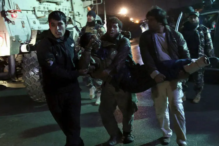 
	Homem ferido &eacute; carregado ap&oacute;s ataque suicida com carro-bomba perto do aeroporto internacional de Cabul, no Afeganist&atilde;o
 (REUTERS/Ahmad Masood/Files)