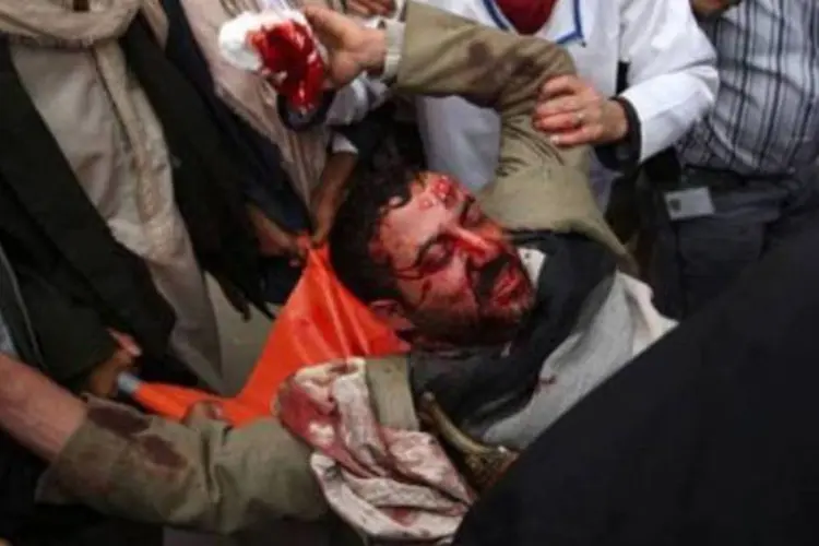 Opositor ferido durante protesto no Iêmen: partidários do regime abriram fogo sobre a manifestação (Ahmad Gharabli/AFP)