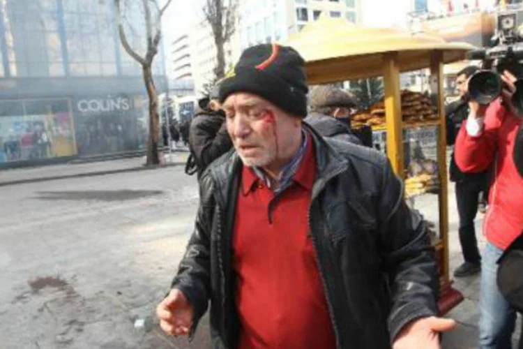 Homem ferido em confronto com a polícia em Ancara, na Turquia: pelo menos dois manifestantes ficaram feridos e muitos outros foram detidos pela polícia (Adem Altan/AFP)