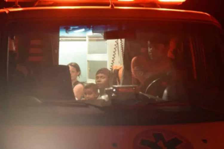 
	Feridos na trag&eacute;dia s&atilde;o levados de ambul&acirc;ncia para hospital: tr&ecirc;s helic&oacute;pteros auxiliam nos trabalhos e duas retroescavadeiras est&atilde;o sendo usadas para abrir passagem e permitir acesso aos locais mais afetados
 (Douglas Magno / AFP)