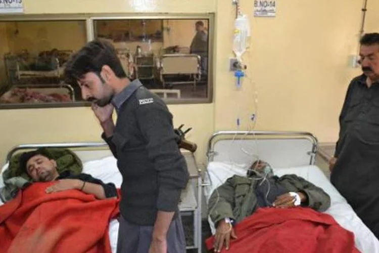 Policiais paquistaneses feridos em ataque terrorista em Quetta: onda de ataques colocaram fim a um período de relativa calma no país (Banaras Khan/AFP)