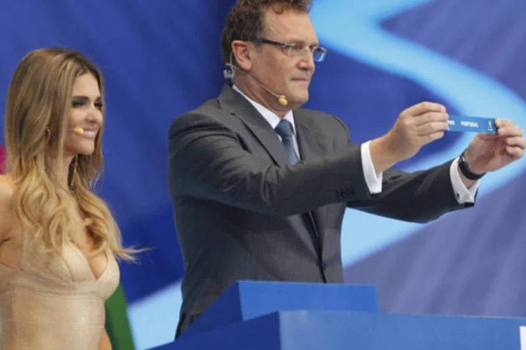 O secretário-geral da Fifa, Jérôme Valcke, segura o papel mostrando o nome "Portugal" ao lado de Fernanda Lima durante o sorteio da Copa do Mundo de 2014 (REUTERS/Paulo Whitaker)