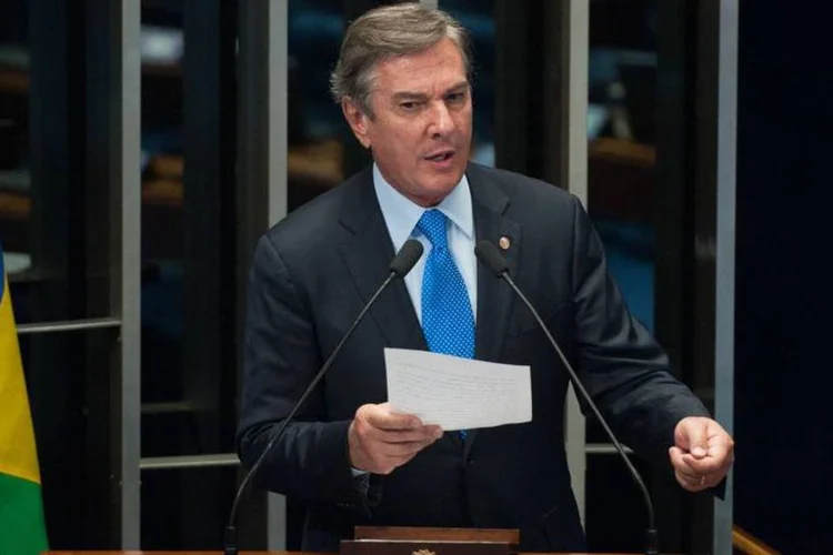 
	Fernando Collor (PTB-AL): Para Collor, que durante a leitura do seu parecer usou express&otilde;es como &quot;vetusto procurador&quot; e &quot;simp&aacute;tica PGR&quot;, Janot omitiu dados sobre o fato de a sua gest&atilde;o estar sob a an&aacute;lise de &oacute;rg&atilde;os como o Tribunal de Contas da Uni&atilde;o
 (Fábio Rodrigues Pozzebom/ Agência Brasil)