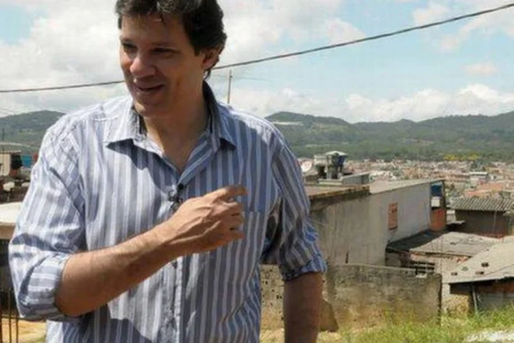 Fernando Haddad na região de Parelheiros, extremo sul de São Paulo: ele tem "um pacto de não agressão com todos os outros candidatos" (Divulgação/Facebook)