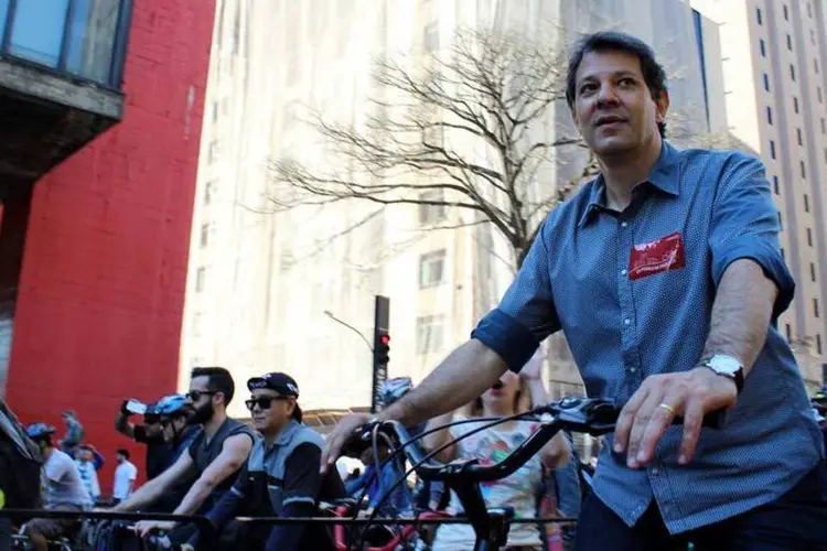 O prefeito de São Paulo Fernando Haddad anda de bicicleta na avenida Paulista (André Tambucci/Fotos Públicas)
