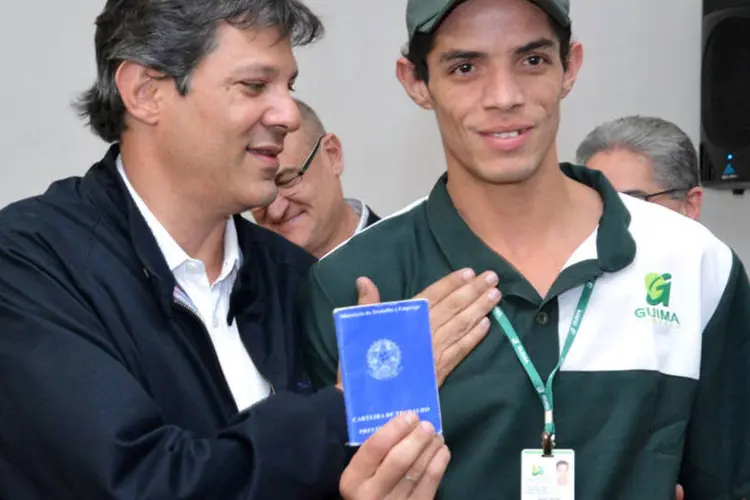 
	Fernando Haddad entrega carteiras de trabalho para benefici&aacute;rios de programa social
 (Divulgação/Secom)
