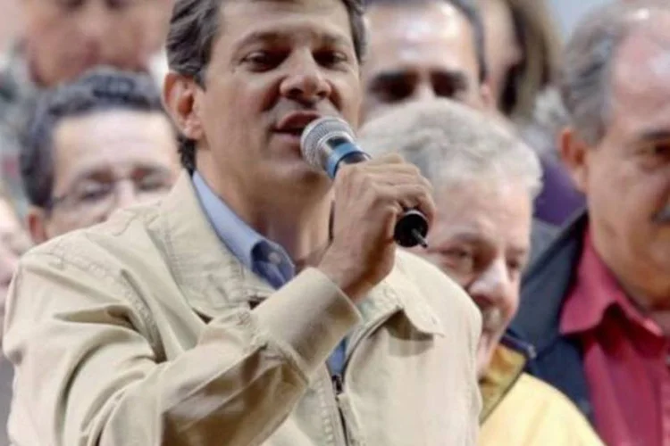 
	Fernando Haddad em campanha com Lula e Mercadante: ele observou que o partido conseguiu alavancar na reta final seus candidatos em Salvador e Belo Horizonte
 (Divulgação/Facebook)