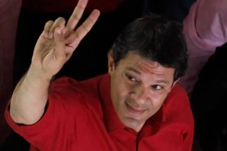 
	Fernando Haddad gesticula a fot&oacute;grafos ap&oacute;s votar em S&atilde;o Paulo: na nota, divulgada na tarde desta ter&ccedil;a-feira, os novos parlamentares afirmam que querem contribuir com a nova gest&atilde;o
 (Nacho Doce/Reuters)