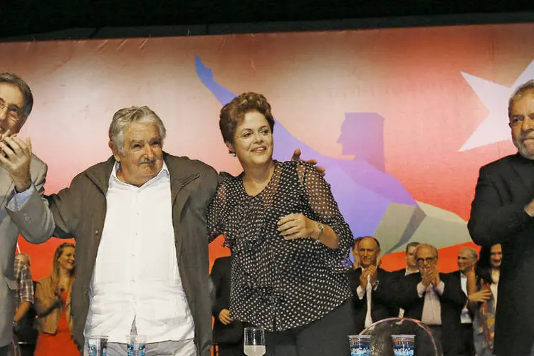 
	Pimentel, Mujica, Dilma e Lula: a presidente disse que o PT tem &quot;for&ccedil;a para resistir ao oportunismo e ao golpismo&quot;
 (Ricardo Stuckert/Instituto Lula)