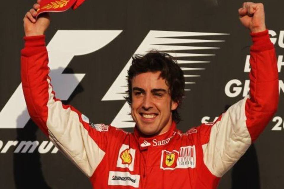 Fernando Alonso estrela primeira campanha de perfumes Ferrari no Brasil
