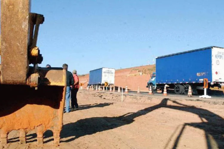 Rodovia Fernão Dias em época de duplicação: rodovia continua bloqueada por caminhoneiros (Abr)