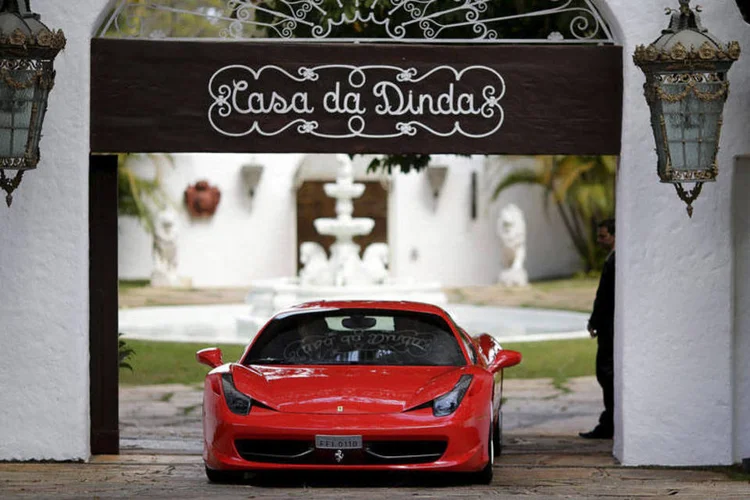 Collor: Uma Lamborghini Aventador, uma Ferrari 458 Itália e um Porsche Cayenne retornaram na semana passada à Casa da Dinda (REUTERS/Ueslei Marcelino)