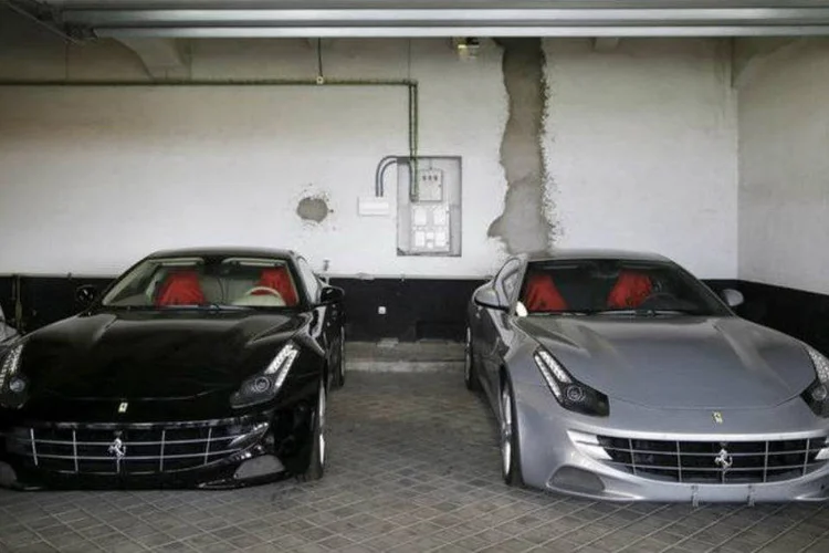 Duas Ferraris dadas ao ex-rei da Espanha Juan Carlos, em Madri, na Espanha (Andrea Comas/Reuters)
