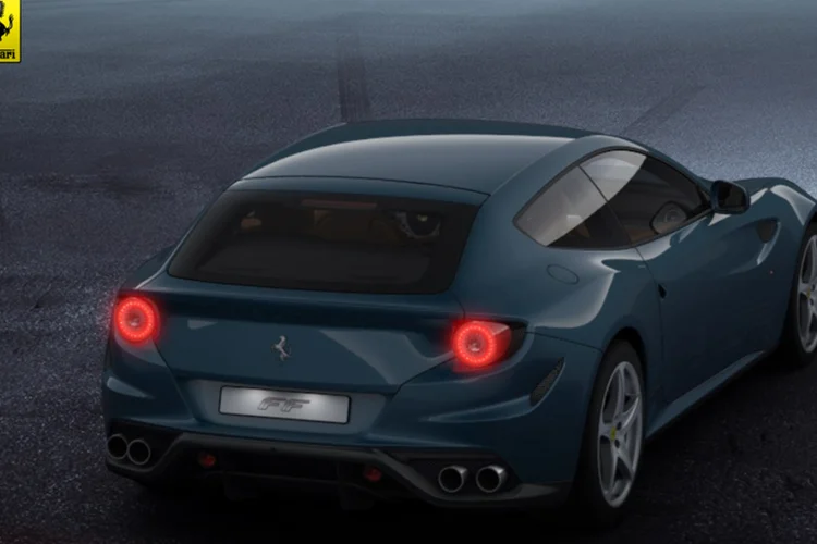 
	Ferrari FF: o xeque Mohamed bin Rashid al-Maktoum, primeiro-ministro dos Emiratos &Aacute;rabes Unidos, deu os carros de presente em novembro de 2011
 (Facebook/ Página oficial Ferrari)