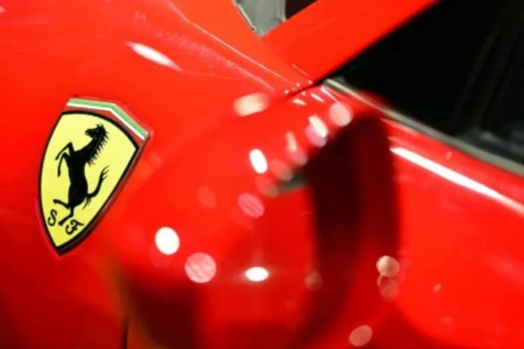 A logo da Ferrari é vista em Maranello, Itália (Gabriel Bouys/AFP)