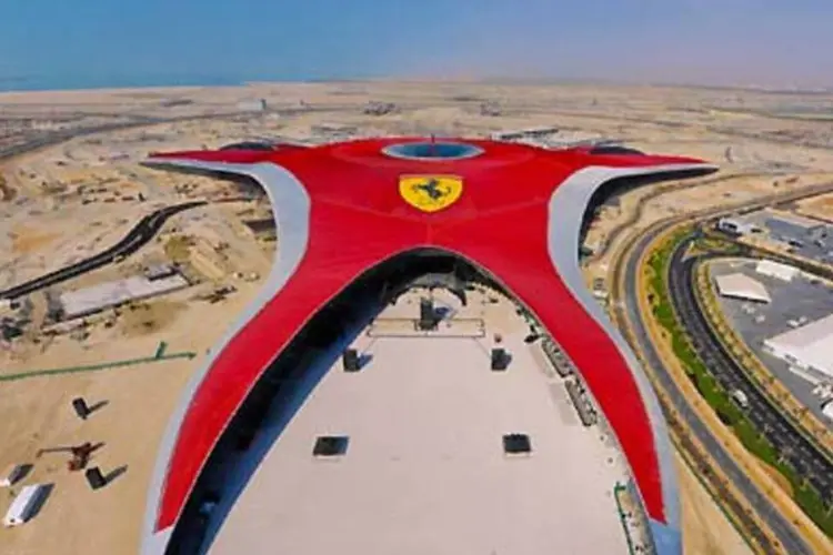 Ferrari World Abu Dhabi: considerado o maior parque temático indoor do mundo (.)