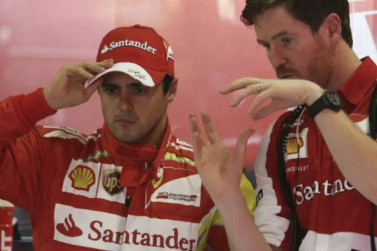 Felipe Massa, piloto da Ferrari, conversa com engenheiro da equipe no Autódromo de Interlagos (Reuters/Nacho Doce)