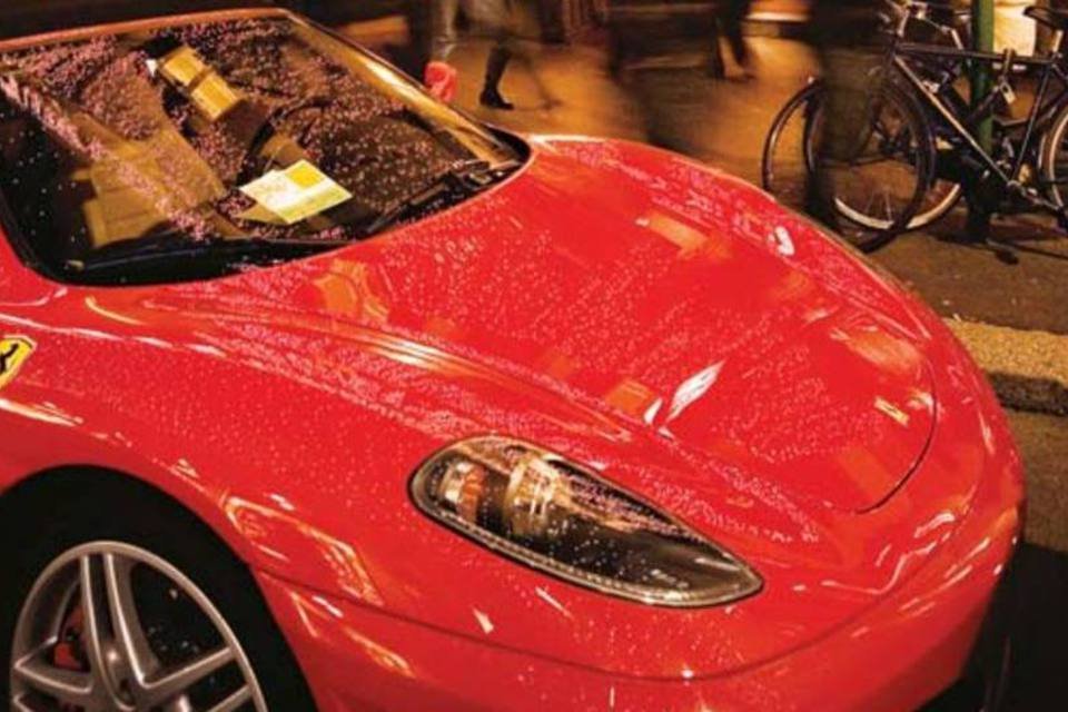 Ferrari oferece tecido Ermenegildo Zegna nos bancos dos carros