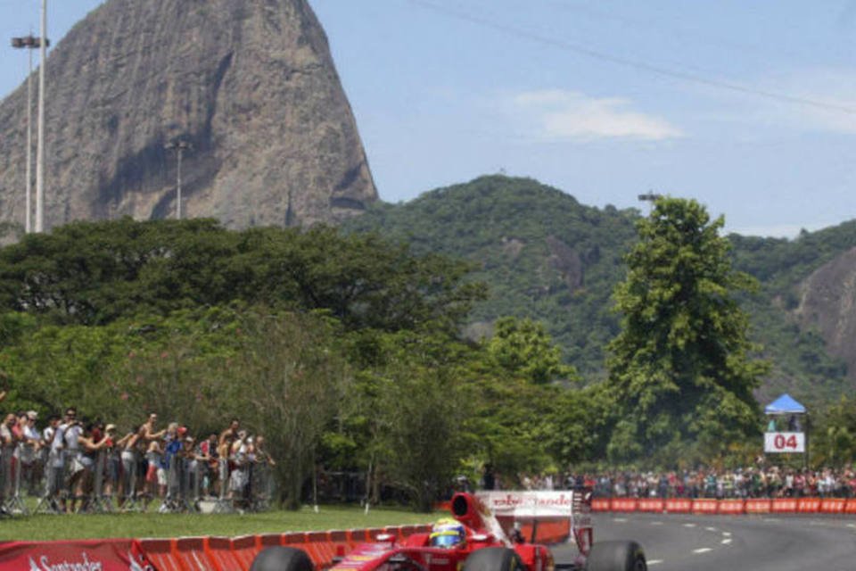 O piloto Felipe Massa, da Ferrari, faz demonstração no Aterro do Flamengo, com o Pão de Açúcar visto no fundo, no Rio de Janeiro  (REUTERS / Thiago Silva)