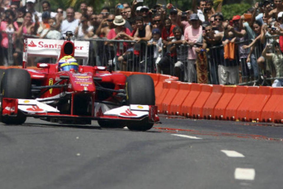 O piloto de Fórmula 1 Felipe Massa dirige Ferrari no Aterro do Flamengo, no Rio de Janeiro (REUTERS/Thiago Silva)