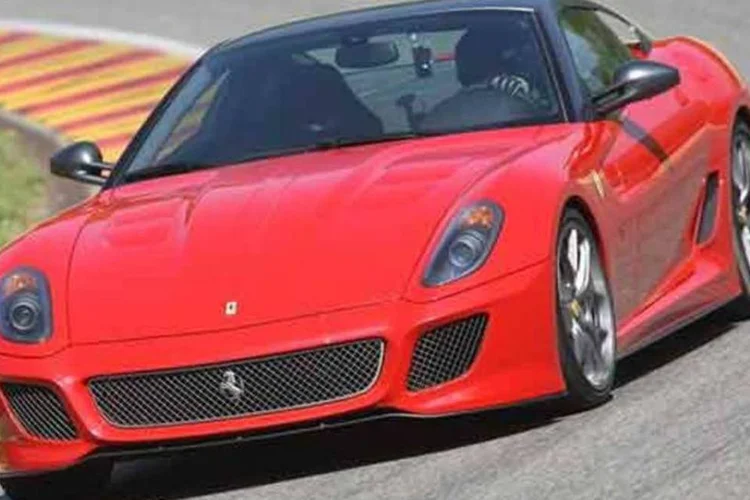 Pelo menos na teoria, as mulheres, realmente, se sentem atraídas por homens que dirigem esportivos ou carros de luxo (Divulgação)