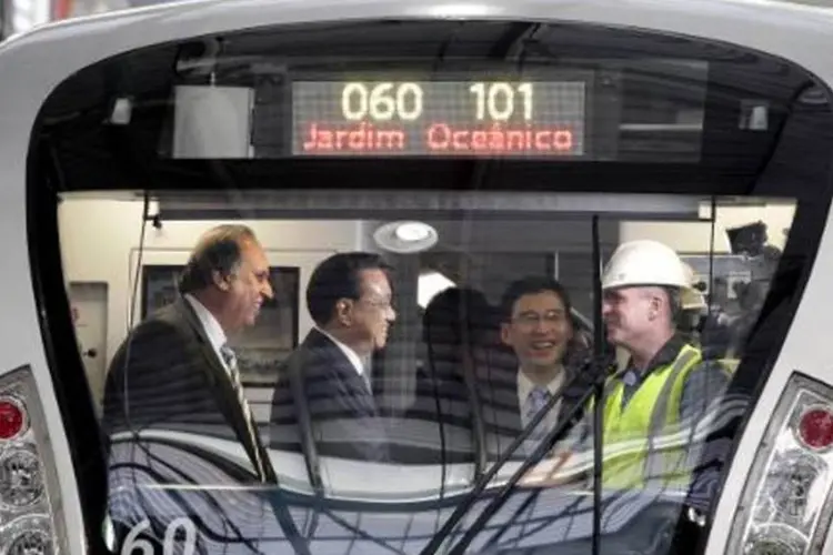 O primeiro-ministro da China, Li Keqiang durante uma viagem no que será a linha 4 do metrô do Rio de Janeiro, ao lado do governador do Rio de Janeiro, Luiz Fernando Pezão (AFP)