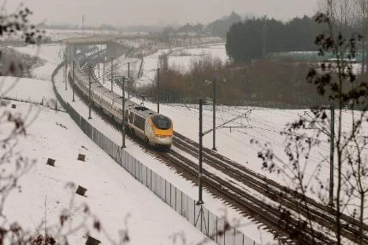 Governo britânico chegou a um acordo para vender sua participação na companhia ferroviária Eurostar, que une Londres a Paris e Bruxelas (Ben Stansall/AFP)