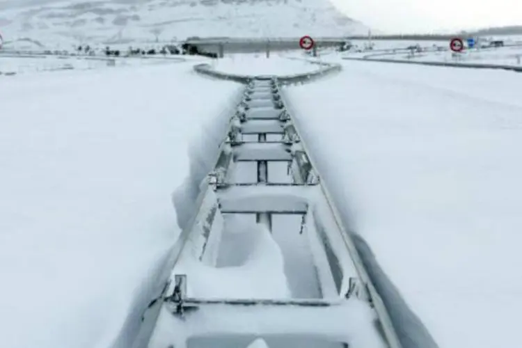 Ferrovia perto de Aguilar do Campo, Espanha, cobertas de neve depois da forte tempestade (Cesar Manso/AFP)
