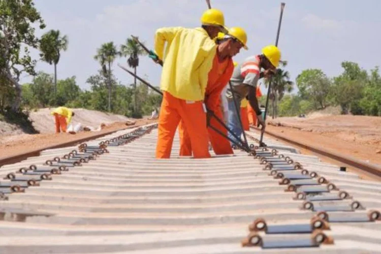 
	Oper&aacute;rios trabalham na em ferrovia: trem que transportava a&ccedil;&uacute;car e gr&atilde;os rumo colidiu com a cauda de um trem de cargas que aguardava para entrar no p&aacute;tio ferrovi&aacute;rio
 (Agência Vale)