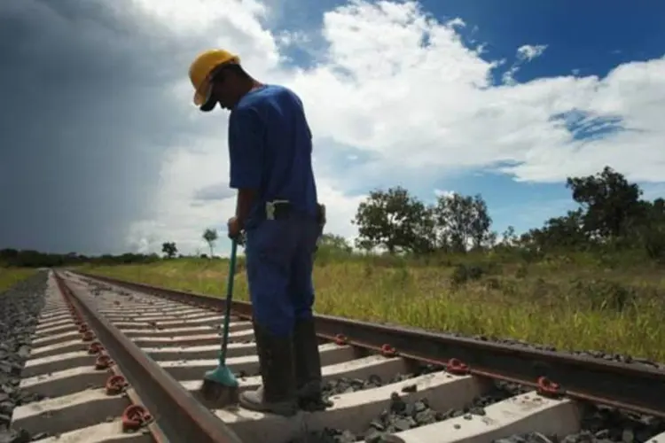 Obras de infraestrutura, como a construção de ferrovias, deverão usar os recursos privados nos próximos anos (Manoel Marques/Veja)